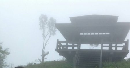 云雾缭绕的台湾金针山摘星楼。（摄影：贯明）