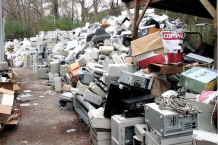 新澤西州的電子廢棄物數量越來越多，在一些市政回收設施中心堆積如山。（大紀元圖片）