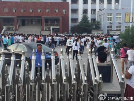 9月7日,河南駐馬店市上蔡縣蘇豫中學近兩千名名學生罷課,抗議學校食堂飯菜質量差,實行包餐制。(網絡圖片)