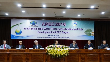 「2016青年水資源永續教育暨APEC區域發展中心的研習 工作坊」在屏東科技大學舉行，5日開幕，有來自13個 經濟體的專家參加，研討如何提升APEC區域的水資源的 永續發展。 （屏東科技大學提供／中央社）                        