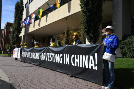 汽车之旅志愿者在红鹿市市政厅前和平抗议中共强摘器官,呼吁制止迫害法轮功。(童宇/大纪元)