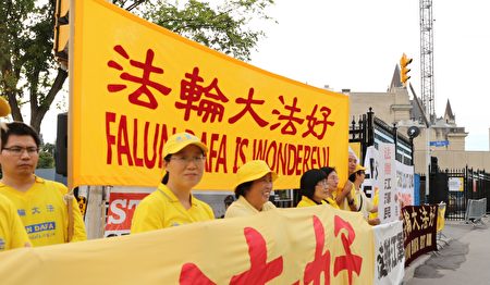 加拿大诉江原告甘娜女士希望传达心声——停止迫害、法办江泽民。(梁耀/大纪元)