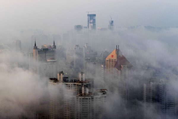 一项私人调查显示，中国经济在第三季度不像最近一波数据暗示的那样健康。虽然制造业和房地产出现增长，但是服务业和零售业摇摇欲坠。 (STR/AFP/Getty Images)