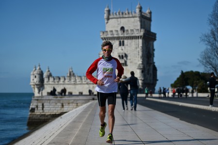 图为塞尔日．吉拉尔在跑步的路途上。 ( PATRICIA DE MELO MOREIRA/AFP/Getty Images)