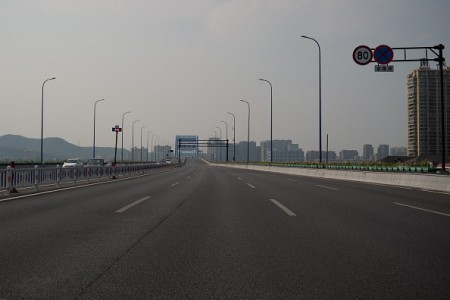 9月2日,杭州一条高速公路几乎空无一车。(NICOLAS ASFOURI/AFP/Getty Images)