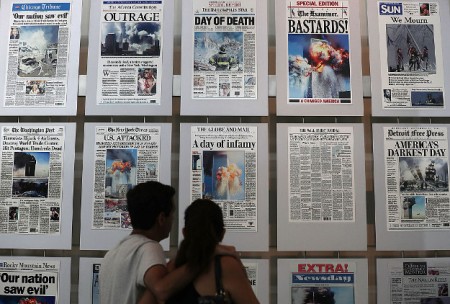 2016年9月9日,游客在华盛顿特区新闻博物馆(Newseum)的9/11画廊观看刊登911恐怖袭击报导的报纸头版。(Alex Wong/Getty Images)