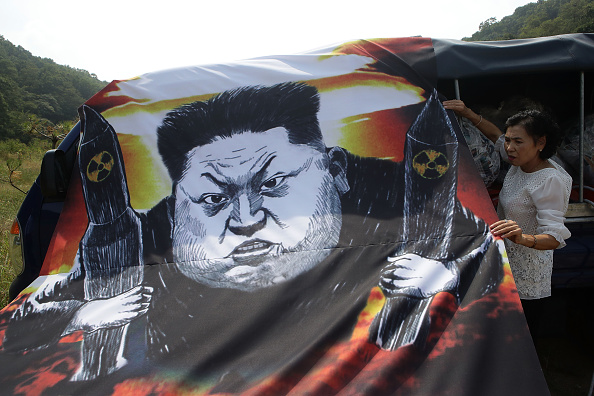 朝鲜叛逃者在韩国释放携带传单的气球，谴责最近朝鲜的核试验行为。（Chung Sung-Jun/Getty Images)）