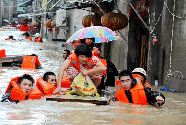 9月28日台风“鲇鱼”进入中国福建省，带来狂风暴雨。 (STR/AFP/Getty Images)