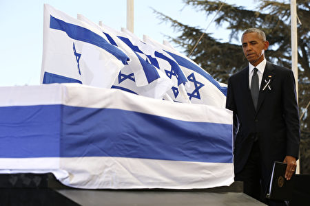 US President Barack Obama touches the coffin of former Israeli president and prime minister Shimon Peres after speaking during his funeral at Jerusalem's Mount Herzl national cemetery on September 30, 2016. / AFP / POOL / ABIR SULTAN (Photo credit should read ABIR SULTAN/AFP/Getty Images)