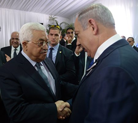 9月30日佩雷斯的葬礼上,巴以领导人握手寒暄。 ( Amos Ben Gershom/GPO via Getty Images)