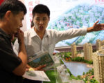 根據蘇格蘭皇家銀行首席中國經濟學家胡志鹏的分析,中國大城市失控的房地產熱潮將推動投資者到海外尋找便宜的替代品,促使資金流出中國,從而給人民幣施加下行性壓力。(China Photos/Getty Images)