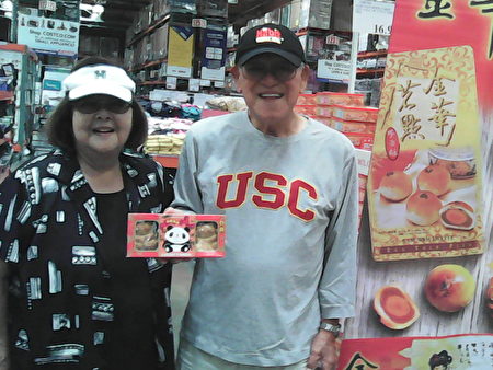 日裔夫妇Harry和Eleanor Okamoto购买月饼和儿孙分享。（李骏／大纪元）