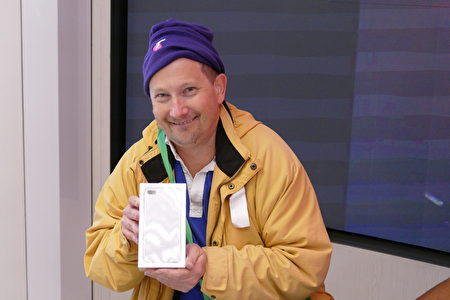 第一位入店的是从凌晨3:30左右开始在Telstra门口守候的Adam North,他兴奋地签走了一款iPnone 7 plus手机。(安平雅/大纪元)