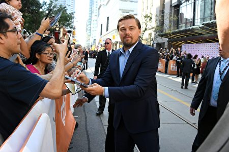 奥斯卡影帝莱昂纳多(Leonardo DiCaprio)于9月9日在多伦多为影迷们签名。他的新作《洪水之前》(Before the Flood)在当天首映。(TIFF提供)
