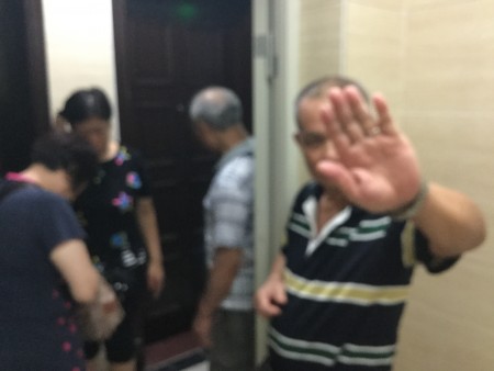 在廣東,中共動用居委會的力量來監控王治文一行。(王曉丹提供/大紀元)