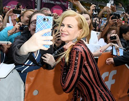 奥斯卡影后妮可.基嫚(Nicole Kidman)于9月10日在多伦多和影迷们合影。她的新片《狮子》(Lion)在当天首映。(TIFF提供)