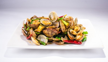 “青岛辣蛤蜊”选用青岛空运蛤蜊，用葱段、干辣椒爆炒，咸鲜微辣，是绝好的下酒菜。（Bill Xie/大纪元）