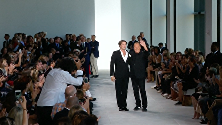 设计师MICHAEL KORS(右)与歌手洛福斯·温莱特一同谢幕。