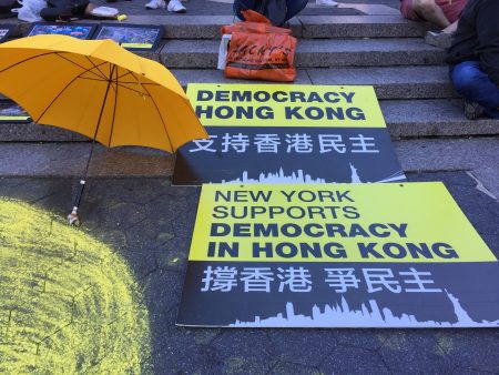 纪念雨伞运动两周年,NY4HK组织在曼哈顿联合广场撑起黄伞,打出“撑香港争民主”标语。