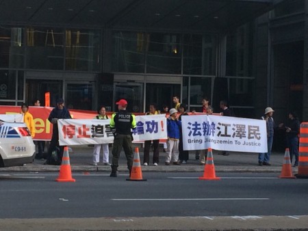 蒙特利尔法轮功学员在中共国务院总理李克强下榻的酒店门前打出横幅。(蒋真/大纪元)