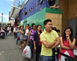 iPhone 7即將上市,通信公司推出iPhone以舊換新優惠政策,吸引顧客,華人通信公司法拉盛門店大排長龍。 (林丹/大紀元)