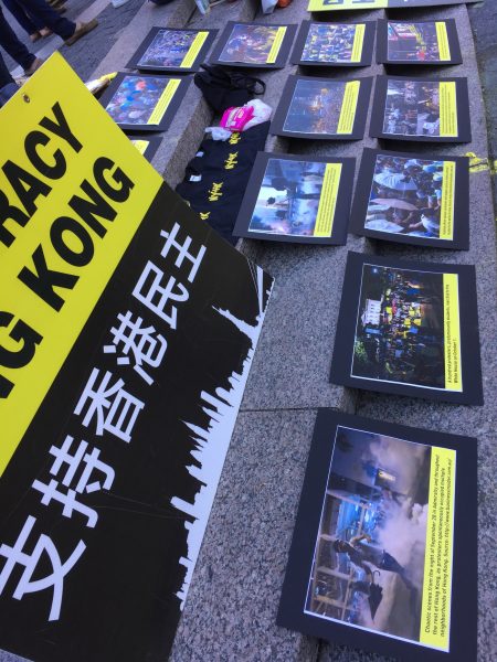 NY4HK组织成员在曼哈顿联合广场上展示两年前香港雨伞运动的图片。