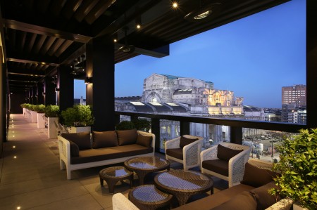高卢埃克塞尔西奥酒店(Excelsior Hotel Gallia)屋顶调酒师酒吧和特色餐厅Terrazza Gallia。(高卢埃克塞尔西奥酒店提供)