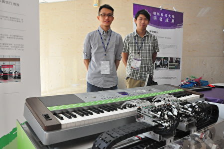 鋼琴機器人與研發的電機研究所學生。(賴月貴/大紀元)