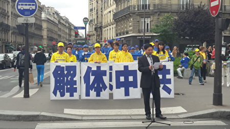 法國法輪大法佛學會主席唐漢龍先生發表了講話。(慈蕊/大紀元)