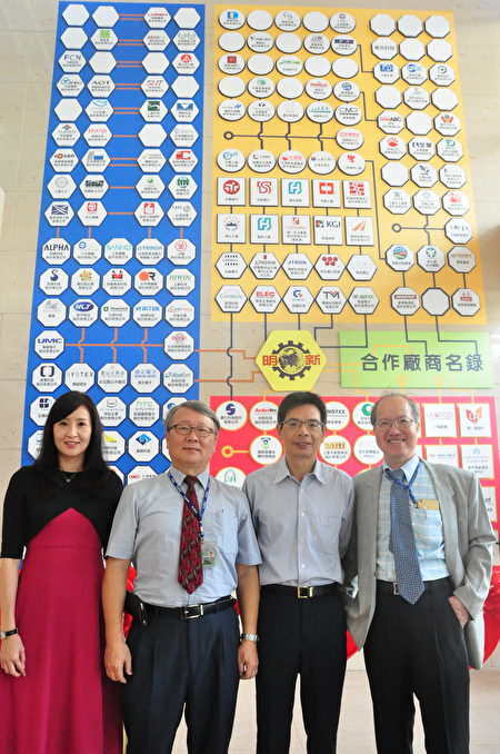 「合作廠商名錄」是在管理學院的牆上,設計一面氣勢宏偉的構圖,把上百家的廠商 logo繪製在一起,圖案設計者為研發處副研發長趙守嚴博士(左2)。(賴月貴/大紀元)
