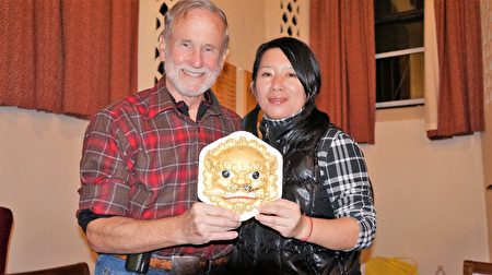 彩繪獅頭畫家洪若崴(右)贈送金獅給哈佛亞當學院院長Sean Palfrey。(貝拉/大紀元)