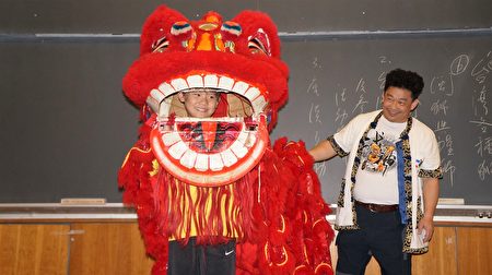 王宏隆(右)邀請觀眾上台體驗舞獅。(貝拉/大紀元)