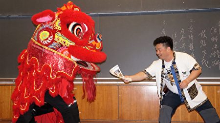 王宏隆(右)扮「大頭佛」逗獅。(貝拉/大紀元)