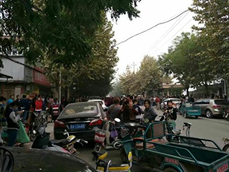 10月21日,山东济南市历城区郭店中学内发生男子持刀砍人,劫持人质事件。(村民提供)