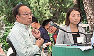 第3屆特首選舉參選人梁家傑昨日在《城市論壇》中直言,胡官參選「大快人心」,說出許多港人的心聲。(大紀元)