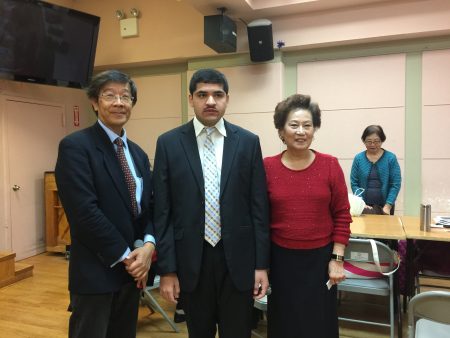 国会众议员第6选区共和党候选人苗承业(左)到台湾会馆拜票,右为台湾会馆老人中心会长林淑满,中为州众议员李罗莎的挑战者Usman Ali。