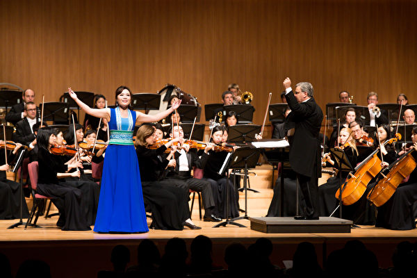 2016年10月3日下午，神韵交响乐团在台北中山堂演出。女高音歌唱家耿皓蓝的演岀。（白川／大纪元）