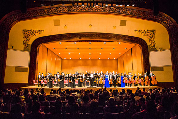 2016年10月3日晚间，神韵交响乐团在台北中山堂演出。（陈柏州／大纪元）