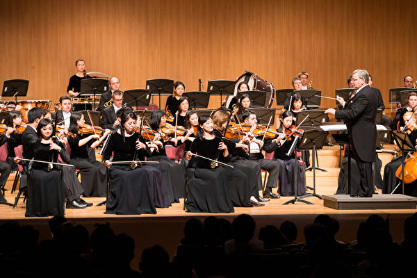 2016年10月3日晚间，神韵交响乐团在台北中山堂演出。图为二胡演奏家戚晓春（前排右）、孙璐（中）、王真（左）的演出。（陈柏州／大纪元）