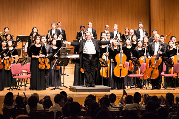 2016年10月3日晚间，神韵交响乐团在台北中山堂演出，爆满观众热烈掌声持久不停，指挥米兰‧纳切夫带领音乐家们感谢热情的观众。（陈柏州／大纪元）