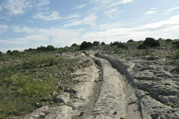 西班牙卡斯提亞拉曼查（Castellar de Meca）發現的石化車轍。(Courtesy of Dr. Alexander Koltypin)
