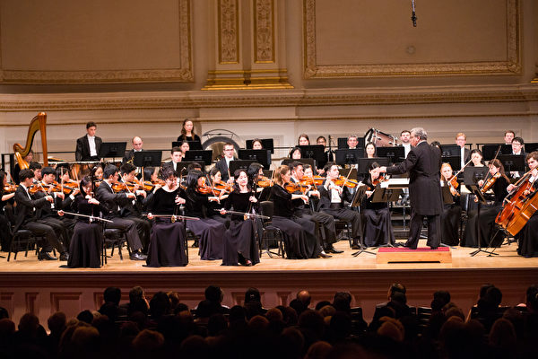 享誉全球的神韵交响乐团10月15日在纽约的卡内基音乐厅（Carnegie Hall）拉开2016北美巡演的序幕。二胡演奏家戚晓春、孙璐、王真演出。（戴兵／大纪元）