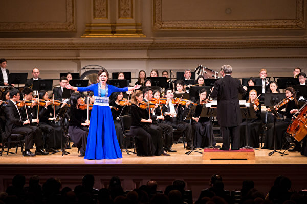 享誉全球的神韵交响乐团10月15日在纽约的卡内基音乐厅（Carnegie Hall）拉开2016北美巡演的序幕。女高音歌唱家耿皓蓝演岀。（戴兵／大纪元）