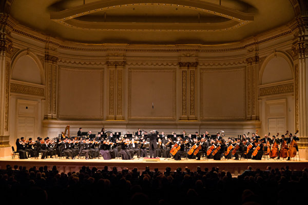 享誉全球的神韵交响乐团10月15日在纽约的卡内基音乐厅（Carnegie Hall）拉开2016北美巡演的序幕。（戴兵／大纪元）