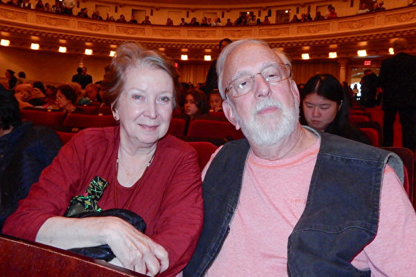 资深竖琴演奏家、作曲家Valerie Whitcup女士与丈夫一起欣赏了神韵交响乐团10月15日（星期六）下午在纽约卡内基音乐厅（Carnegie Hall）的演出，赞叹神韵音乐仿佛是来自天堂的音乐。（卫泳／大纪元）