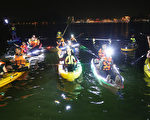 “月光夜划”让民众一边划船一边欣赏莲池潭的夜间风光。(高市观光局提供)