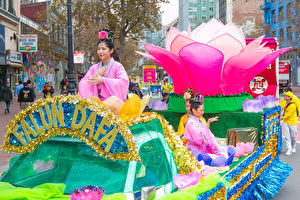 2016年10月25日,法轮功学员在旧金山市再次举行大型游行。从1号码头附近的Justin Herman广场沿着市场街一直走到旧金山市政厅。(马有志/大纪元)