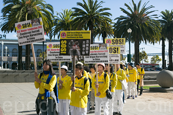 10月23日，来自全球各国的部分法轮功学员近二千人分散在旧金山市区的46个公园、广场和地标景点，举行集体炼功、反对活摘器官游行和讲真相征签。（李莎／大纪元）