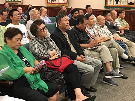 第一排左起四人為長征80周年紀念歌舞晚會主辦團體美中文化協會的成員,左三為美中文化協會會長林旭(David Lin),左四為親共僑領陳軍(John Chen)。(劉菲/大紀元)
