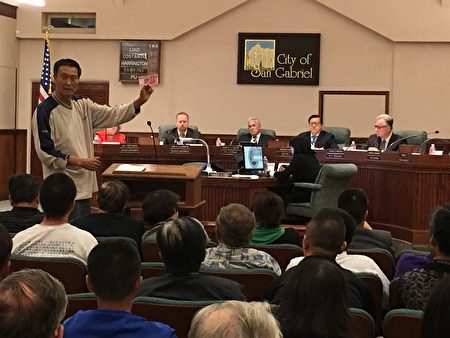 前中國男籃運動員陳凱手舉印有毛像的人民幣說:這是魔鬼的臉。(劉菲/大紀元)